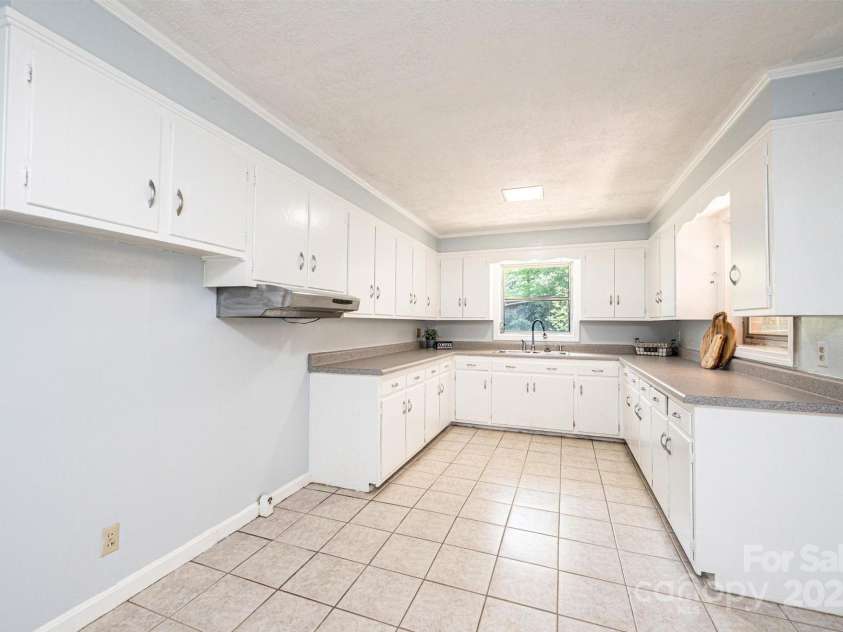 542 9th Street, Hickory, NC 28601.  MLS# CAR4248207, YatesRealty ID 18293. 