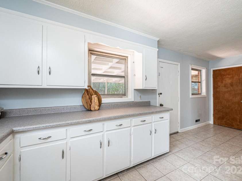 542 9th Street, Hickory, NC 28601.  MLS# CAR4248207, YatesRealty ID 18293. 