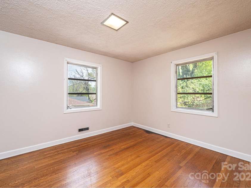 542 9th Street, Hickory, NC 28601.  MLS# CAR4248207, YatesRealty ID 18293. 