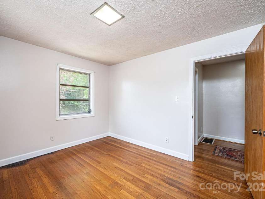 542 9th Street, Hickory, NC 28601.  MLS# CAR4248207, YatesRealty ID 18293. 