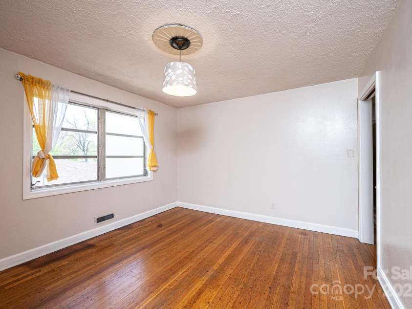 542 9th Street, Hickory, NC 28601.  MLS# CAR4248207, YatesRealty ID 18293. 