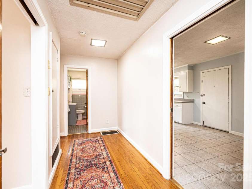 542 9th Street, Hickory, NC 28601.  MLS# CAR4248207, YatesRealty ID 18293. 