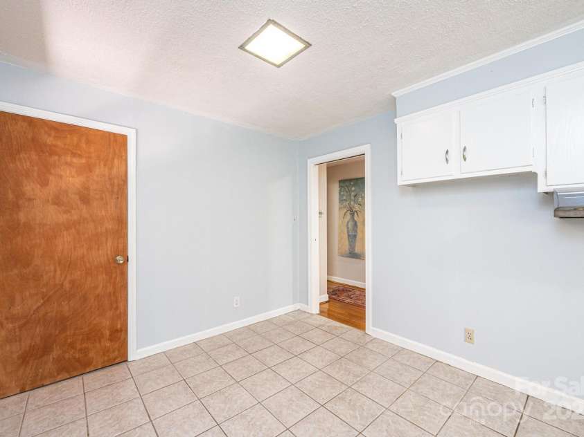 542 9th Street, Hickory, NC 28601.  MLS# CAR4248207, YatesRealty ID 18293. 