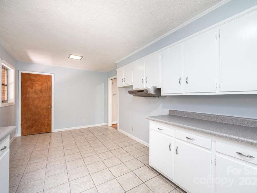 542 9th Street, Hickory, NC 28601.  MLS# CAR4248207, YatesRealty ID 18293. 