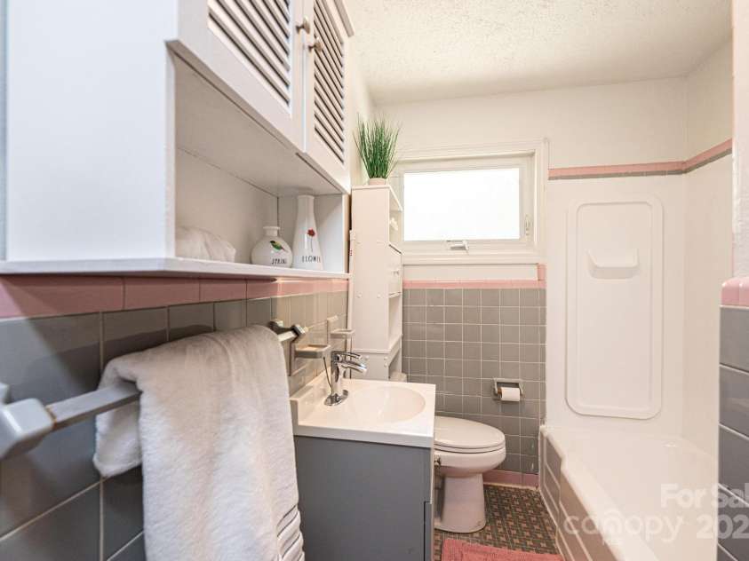 542 9th Street, Hickory, NC 28601.  MLS# CAR4248207, YatesRealty ID 18293. 