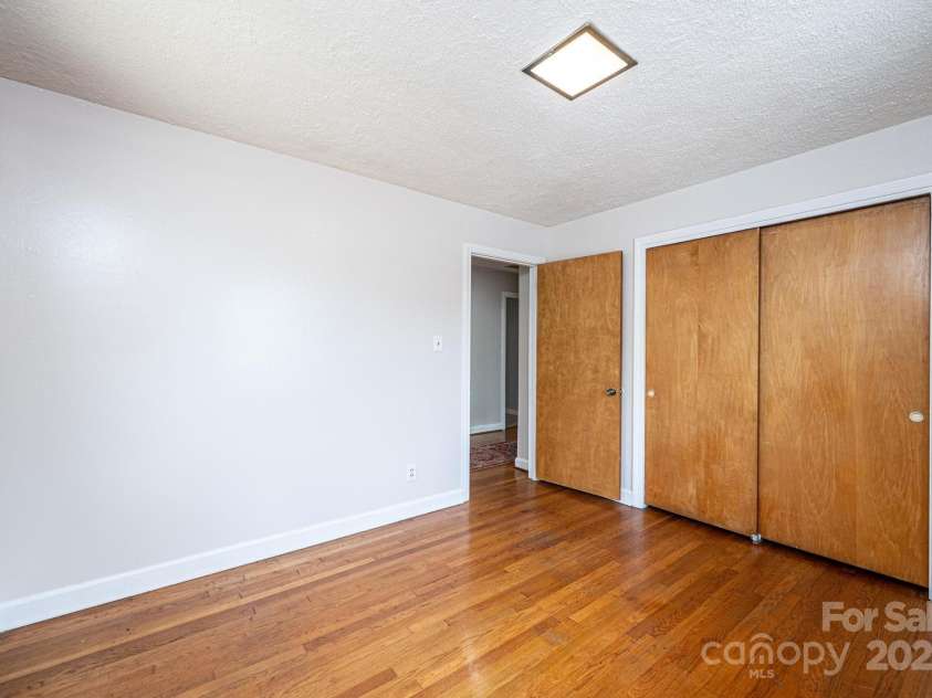 542 9th Street, Hickory, NC 28601.  MLS# CAR4248207, YatesRealty ID 18293. 