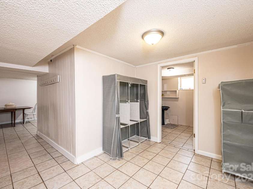 542 9th Street, Hickory, NC 28601.  MLS# CAR4248207, YatesRealty ID 18293. 