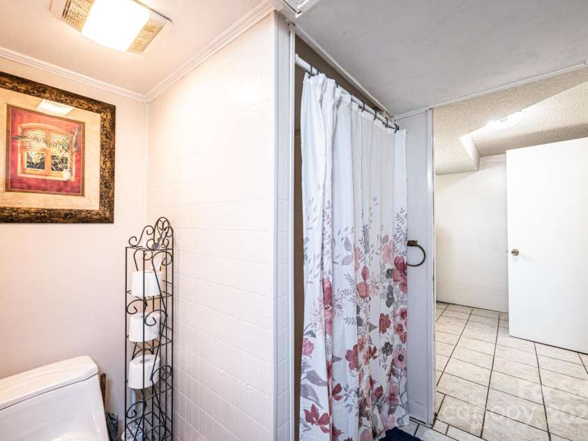 542 9th Street, Hickory, NC 28601.  MLS# CAR4248207, YatesRealty ID 18293. 