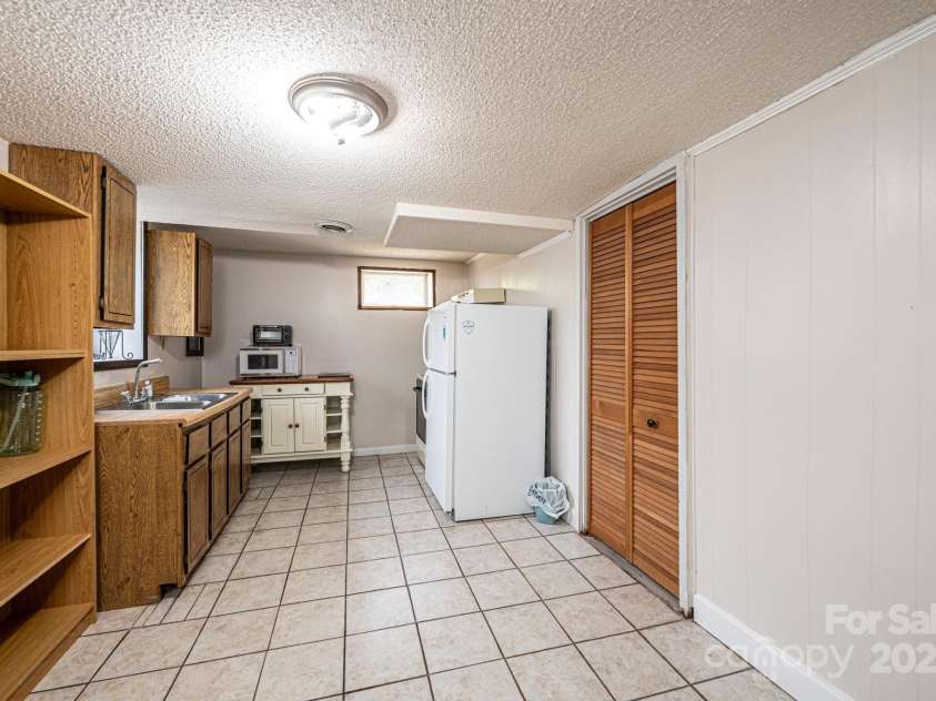 542 9th Street, Hickory, NC 28601.  MLS# CAR4248207, YatesRealty ID 18293. 