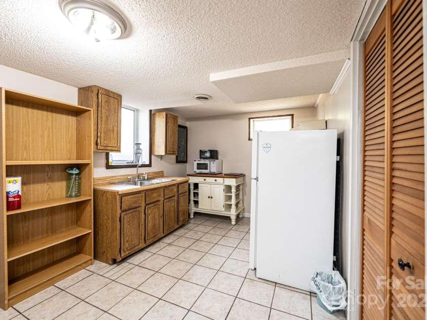 542 9th Street, Hickory, NC 28601.  MLS# CAR4248207, YatesRealty ID 18293. 