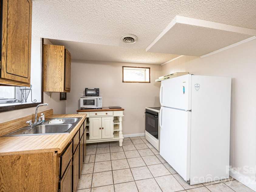 542 9th Street, Hickory, NC 28601.  MLS# CAR4248207, YatesRealty ID 18293. 