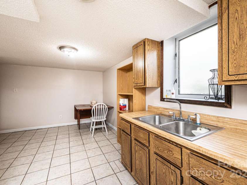 542 9th Street, Hickory, NC 28601.  MLS# CAR4248207, YatesRealty ID 18293. 