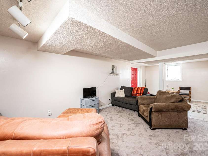 542 9th Street, Hickory, NC 28601.  MLS# CAR4248207, YatesRealty ID 18293. 