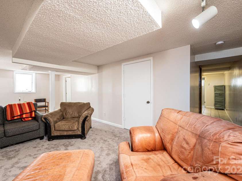 542 9th Street, Hickory, NC 28601.  MLS# CAR4248207, YatesRealty ID 18293. 