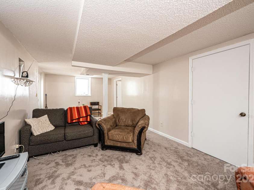 542 9th Street, Hickory, NC 28601.  MLS# CAR4248207, YatesRealty ID 18293. 