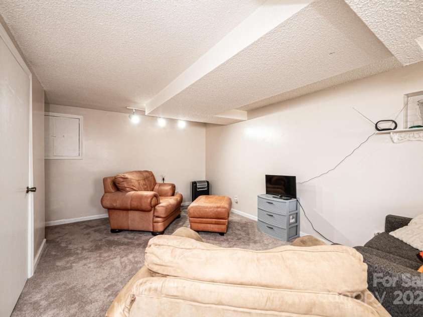 542 9th Street, Hickory, NC 28601.  MLS# CAR4248207, YatesRealty ID 18293. 