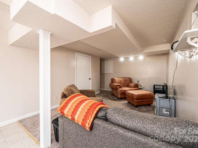 542 9th Street, Hickory, NC 28601.  MLS# CAR4248207, YatesRealty ID 18293. 