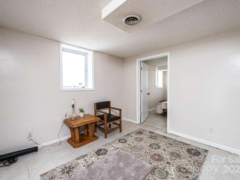 542 9th Street, Hickory, NC 28601.  MLS# CAR4248207, YatesRealty ID 18293. 