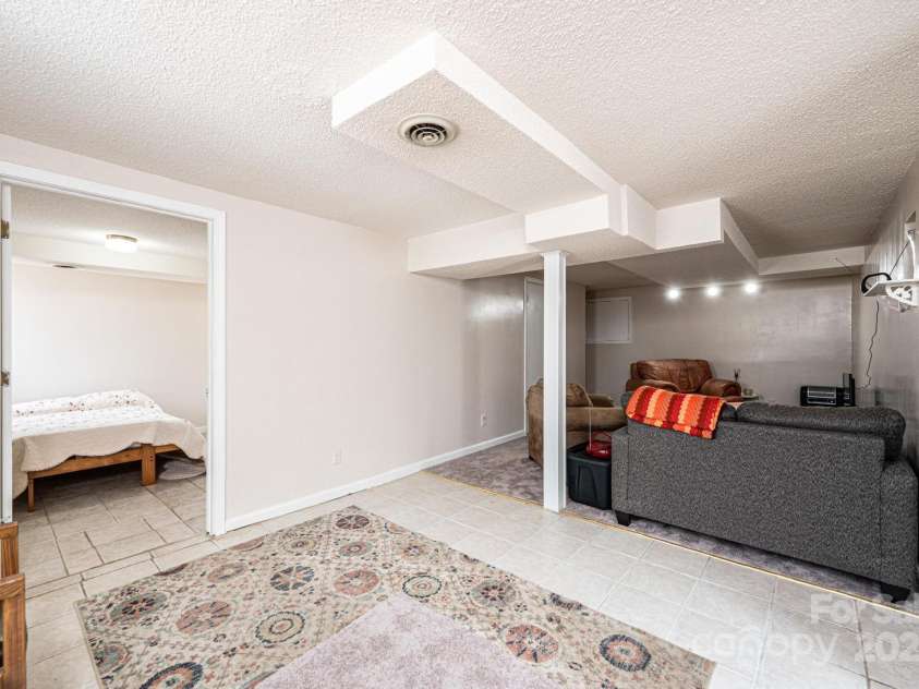 542 9th Street, Hickory, NC 28601.  MLS# CAR4248207, YatesRealty ID 18293. 