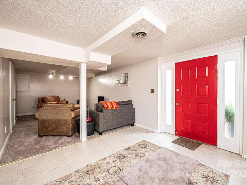 542 9th Street, Hickory, NC 28601.  MLS# CAR4248207, YatesRealty ID 18293. 