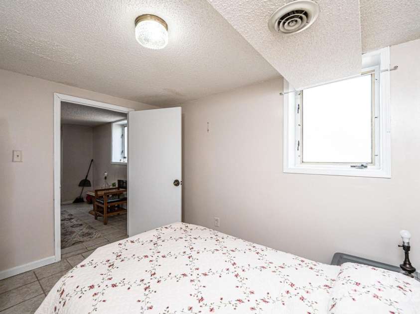 542 9th Street, Hickory, NC 28601.  MLS# CAR4248207, YatesRealty ID 18293. 