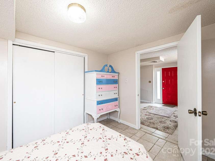 542 9th Street, Hickory, NC 28601.  MLS# CAR4248207, YatesRealty ID 18293. 