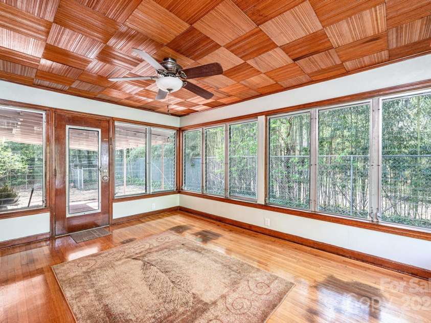 542 9th Street, Hickory, NC 28601.  MLS# CAR4248207, YatesRealty ID 18293. 