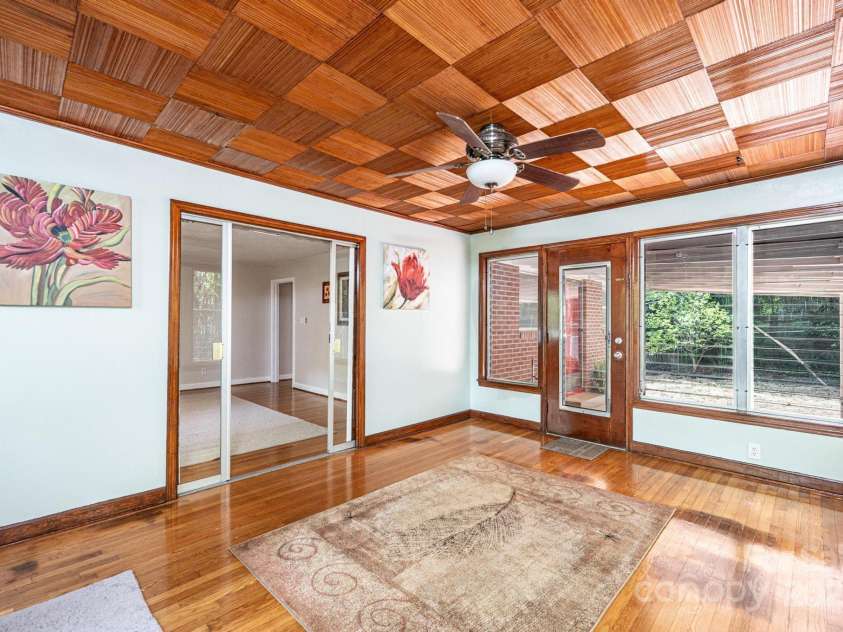 542 9th Street, Hickory, NC 28601.  MLS# CAR4248207, YatesRealty ID 18293. 