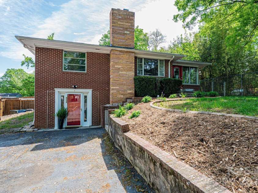 542 9th Street, Hickory, NC 28601.  MLS# CAR4248207, YatesRealty ID 18293. 