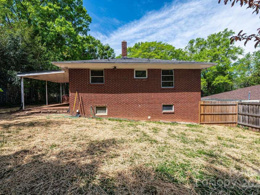 542 9th Street, Hickory, NC 28601.  MLS# CAR4248207, YatesRealty ID 18293. 