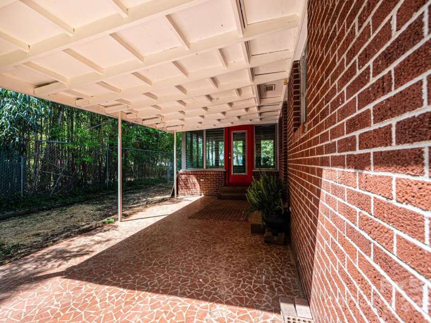 542 9th Street, Hickory, NC 28601.  MLS# CAR4248207, YatesRealty ID 18293. 