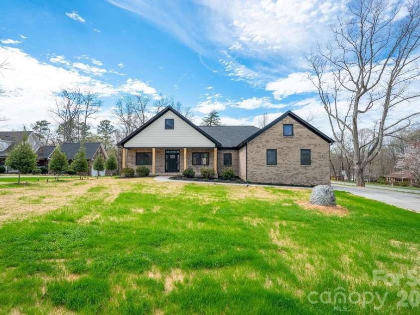 1500 Avalon Oaks Court, Dallas, NC 28034.  MLS# CAR4356656, YatesRealty ID 18294. 