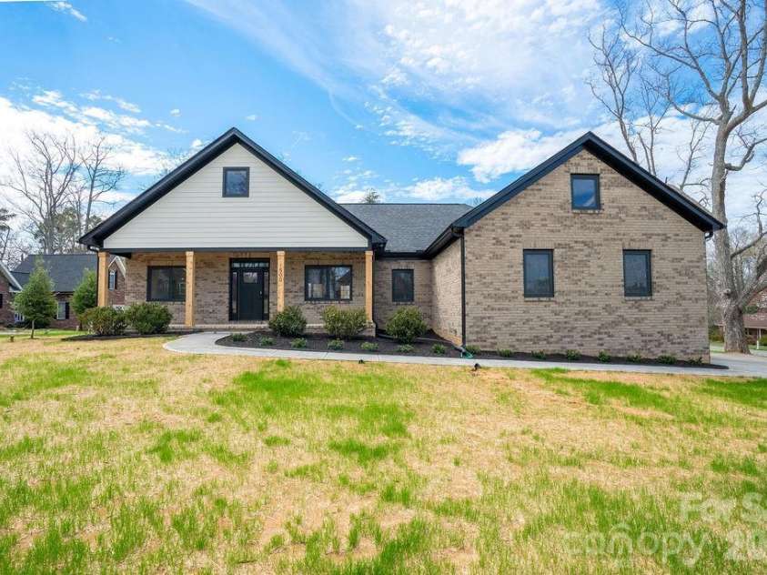 1500 Avalon Oaks Court, Dallas, NC 28034.  MLS# CAR4356656, YatesRealty ID 18294. 