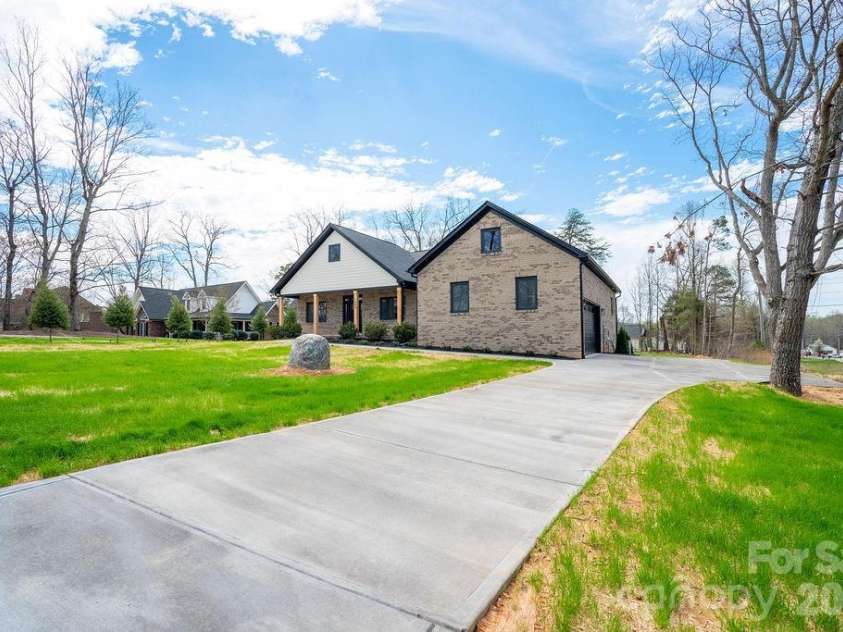 1500 Avalon Oaks Court, Dallas, NC 28034.  MLS# CAR4356656, YatesRealty ID 18294. 