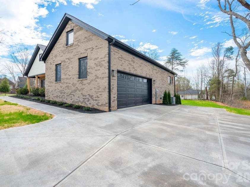 1500 Avalon Oaks Court, Dallas, NC 28034.  MLS# CAR4356656, YatesRealty ID 18294. 