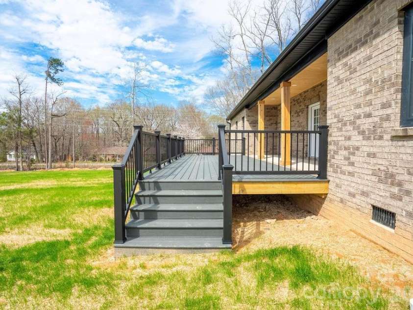 1500 Avalon Oaks Court, Dallas, NC 28034.  MLS# CAR4356656, YatesRealty ID 18294. 