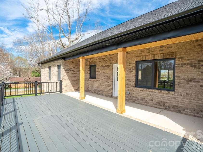 1500 Avalon Oaks Court, Dallas, NC 28034.  MLS# CAR4356656, YatesRealty ID 18294. 