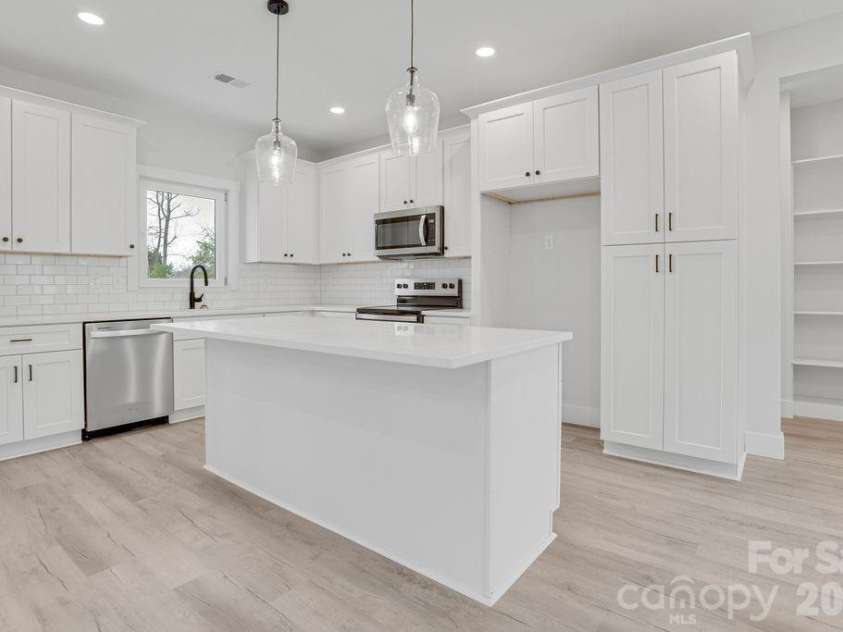 1500 Avalon Oaks Court, Dallas, NC 28034.  MLS# CAR4356656, YatesRealty ID 18294. 
