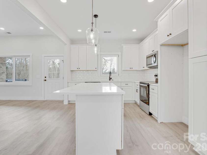 1500 Avalon Oaks Court, Dallas, NC 28034.  MLS# CAR4356656, YatesRealty ID 18294. 