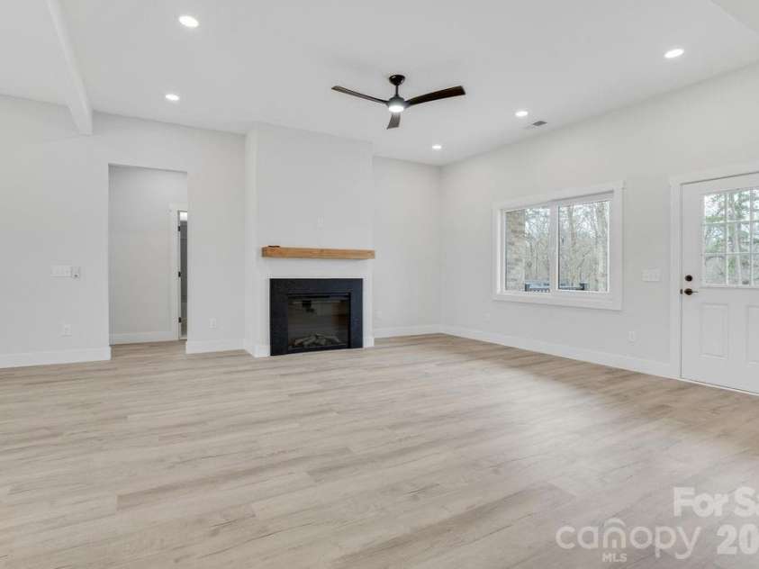 1500 Avalon Oaks Court, Dallas, NC 28034.  MLS# CAR4356656, YatesRealty ID 18294. 