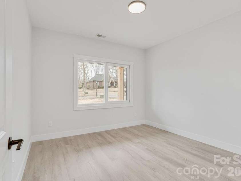 1500 Avalon Oaks Court, Dallas, NC 28034.  MLS# CAR4356656, YatesRealty ID 18294. 