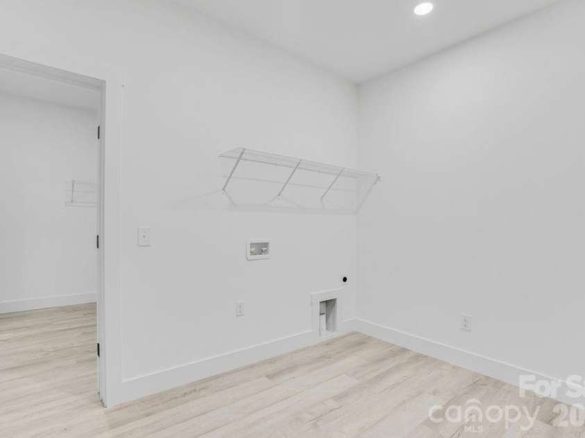 1500 Avalon Oaks Court, Dallas, NC 28034.  MLS# CAR4356656, YatesRealty ID 18294. 