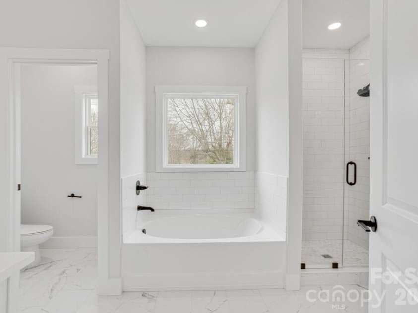 1500 Avalon Oaks Court, Dallas, NC 28034.  MLS# CAR4356656, YatesRealty ID 18294. 