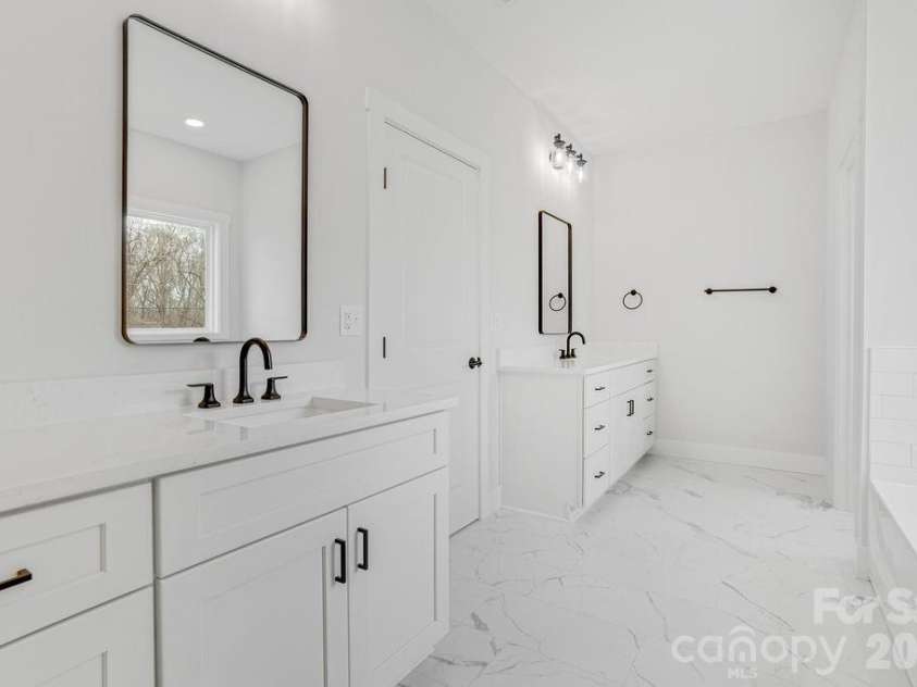 1500 Avalon Oaks Court, Dallas, NC 28034.  MLS# CAR4356656, YatesRealty ID 18294. 