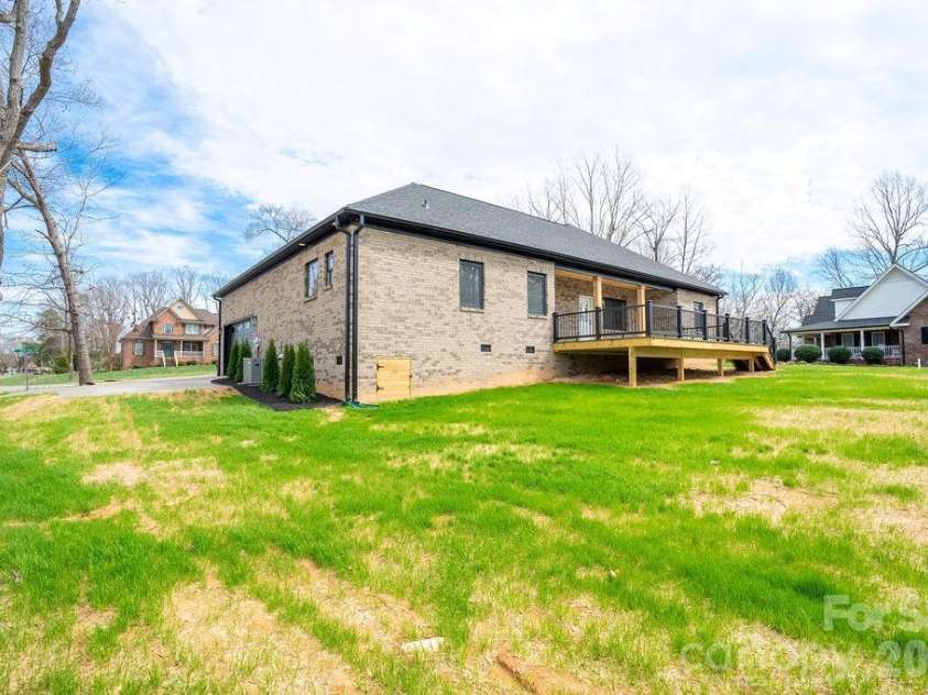 1500 Avalon Oaks Court, Dallas, NC 28034.  MLS# CAR4356656, YatesRealty ID 18294. 