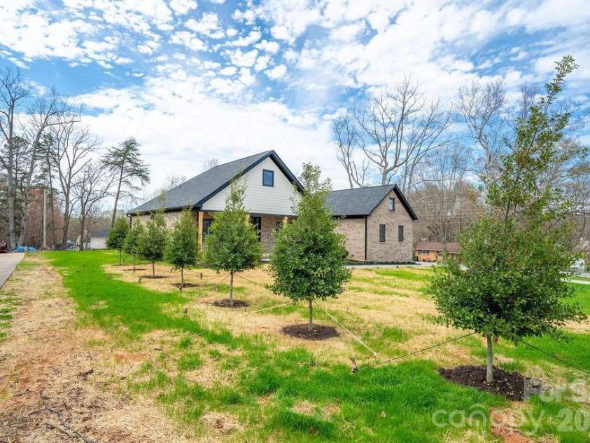 1500 Avalon Oaks Court, Dallas, NC 28034.  MLS# CAR4356656, YatesRealty ID 18294. 