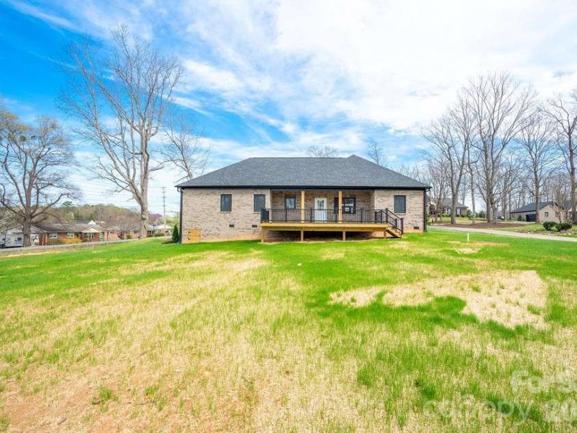 1500 Avalon Oaks Court, Dallas, NC 28034.  MLS# CAR4356656, YatesRealty ID 18294. 
