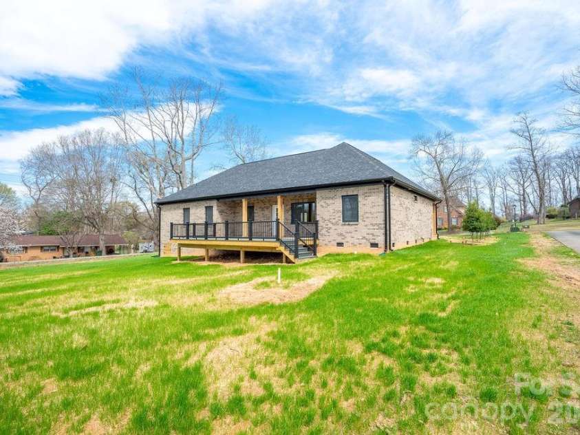 1500 Avalon Oaks Court, Dallas, NC 28034.  MLS# CAR4356656, YatesRealty ID 18294. 