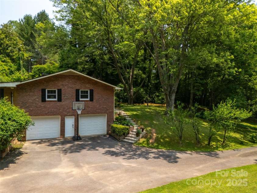 26 Melton Road, Candler, NC 28715.  MLS# CAR4268162, YatesRealty ID 18294. 