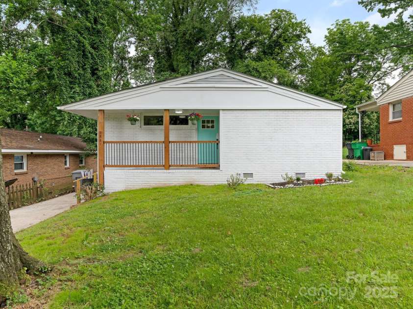 1831 Erie Street, Charlotte, NC 28216.  MLS# CAR4264330, YatesRealty ID 18295. Front Exterior